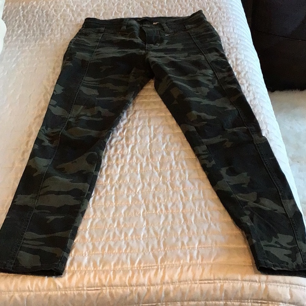 Stretchy camo print legging like jeans
